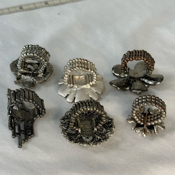 Six sparkly adjustable silvertone flower and abstract style ringd - Picture 5 of 11